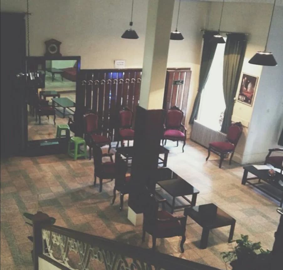 محیط داخلی کافه نادری
